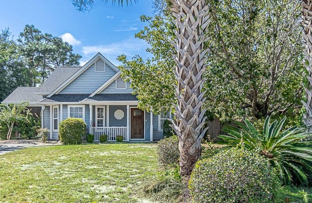 Cozy Coastal Cottage - Family Friendly, & minutes from the Beach!