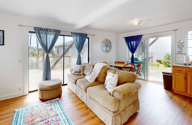 Cozy Coastal Cottage with Ocean Views, Deck and full kitchen