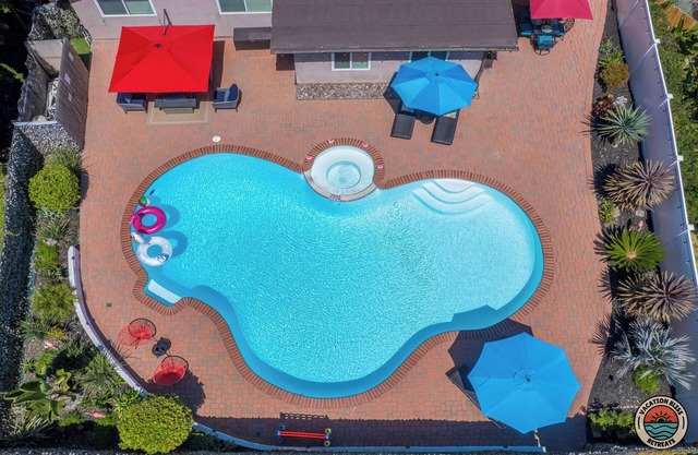 Cozy Coastal Hangout-Pool, Spa & Game Night Ready!