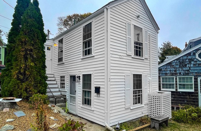 Cozy coastal home with open interior, central AC, & streaming
