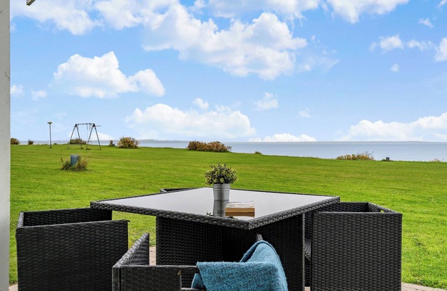 Charming 2-Bedroom 12H Ocean Retreat, Summerhouse