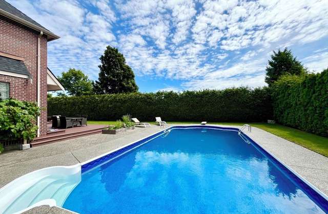 Cozy Coastal Retreat with Private Pool -5 min to the beach White Rock