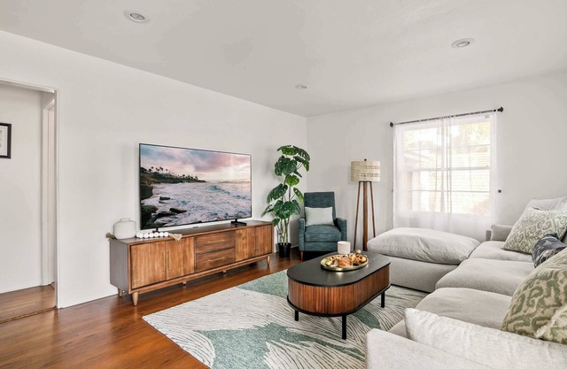 Cozy Coastal Stay Hot Tub & Putting Green