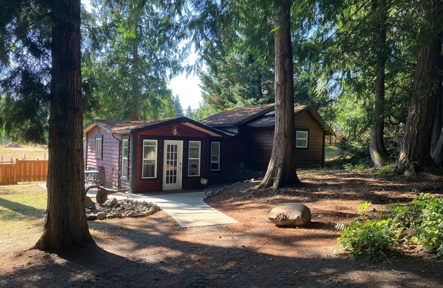 Cozy Cobble Hill cottage-one bedroom detached private suite.