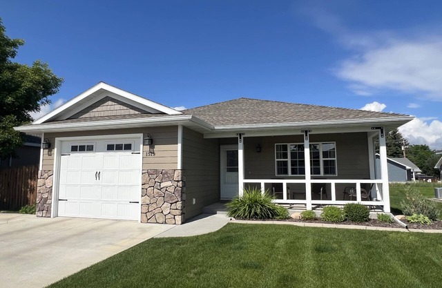 Cozy Cody cul-de-sac home! Sleeps 6.