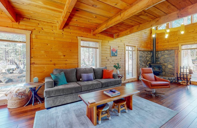 Cozy & colorful retreat with a deck, grill, wood stove, board games, W/D, & AC