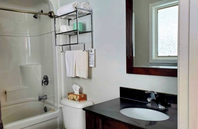 Cozy Comfort Double Room 08– Peninsula Motel, Minutes from Wiarton Waterfront
