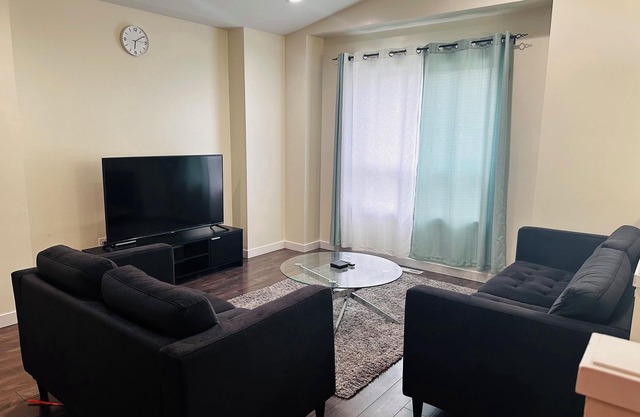 Cozy comfort home on pembina highway 5 min to UoM ,downtown