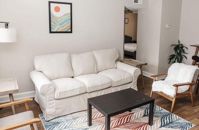 Cozy, Comfortable Apt w/Easy Freeway Access
