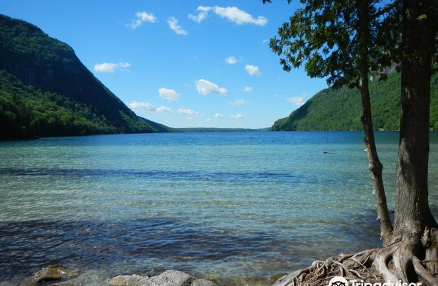 Cozy & Comfortable Lake Willoughby Cottage with Views