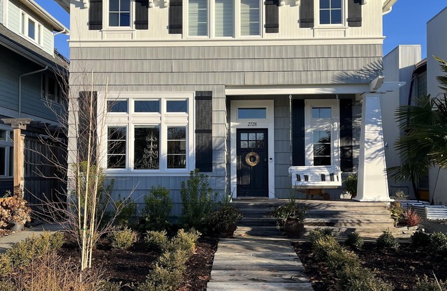 Cozy, comfortable, luxury 4+ BR home 1 block to Alki Beach! CENTRAL AIR!