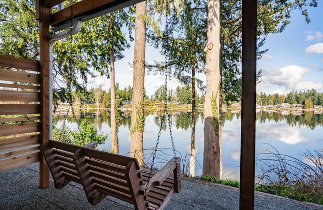 Cozy, comfortable, peaceful, unique lakeside house w beautiful views/Olympia
