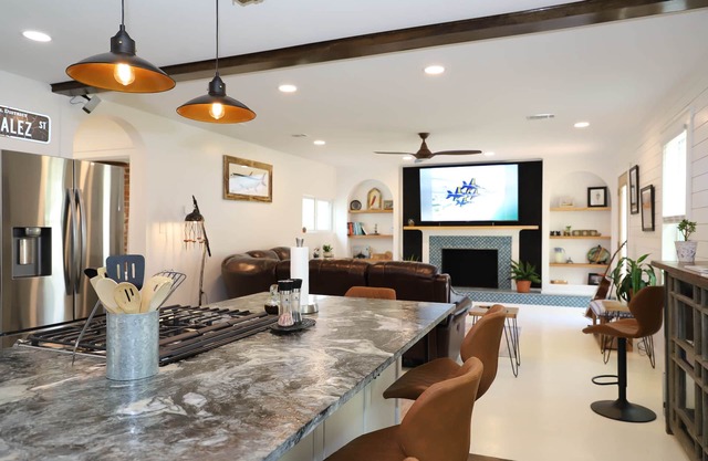 Cozy Comfy Home and game room, near NAS & downtown