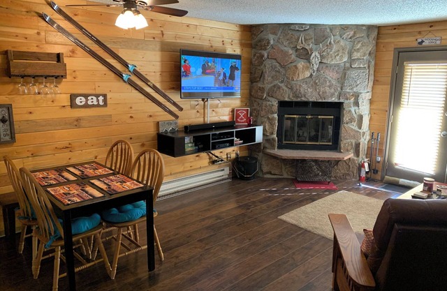 Cozy Condo, 3 beds, 2 baths, kitchen, near Rocky Mtn Natl Park, golf and more!