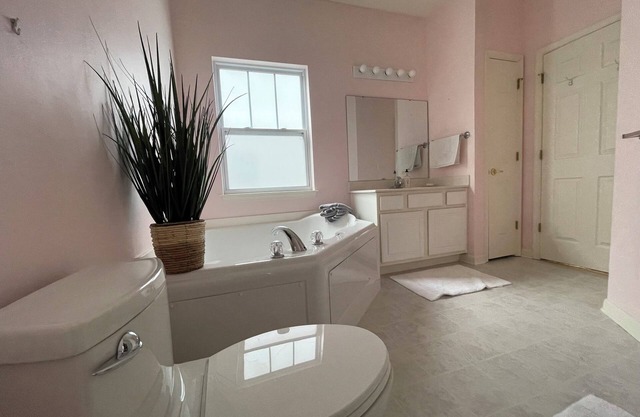 Cozy condo, 30 minutes away from the beach, outlets and boardwalk.