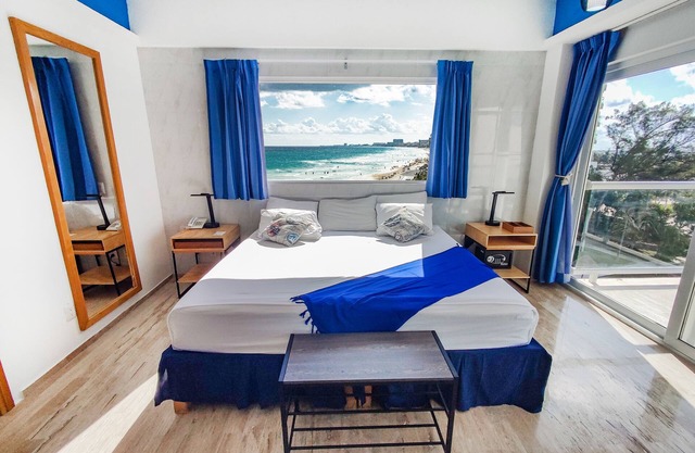 Cozy Condo Beachfront Bedroom w/ Beach View & Unbeatable Location