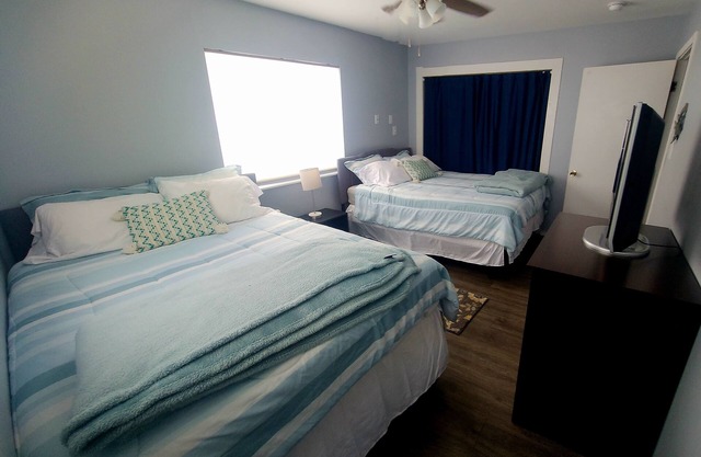 Cozy Condo Centrally Located! 1 night or a month! Fully furnished.
