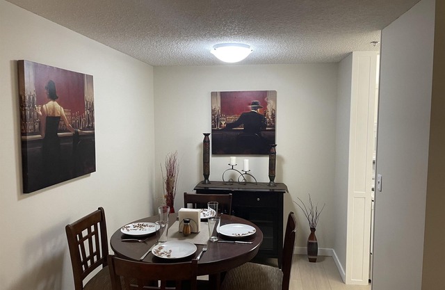 Cozy Condo close to LRT, Stadium and Expo Center.