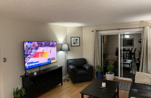 Cozy Condo close to LRT, Stadium and Expo Center.