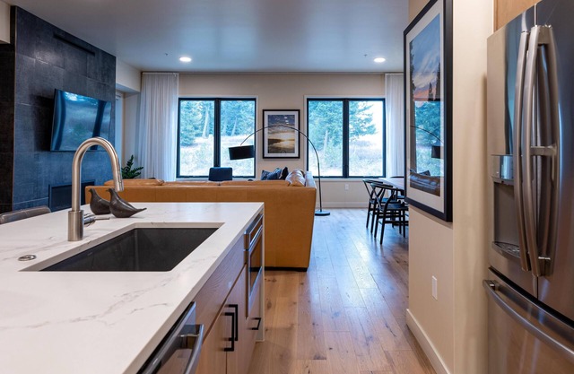 Cozy Condo| Fireplace and Balcony