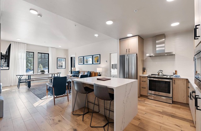 Cozy Condo|Gas Fireplace|Balcony with Mountain View