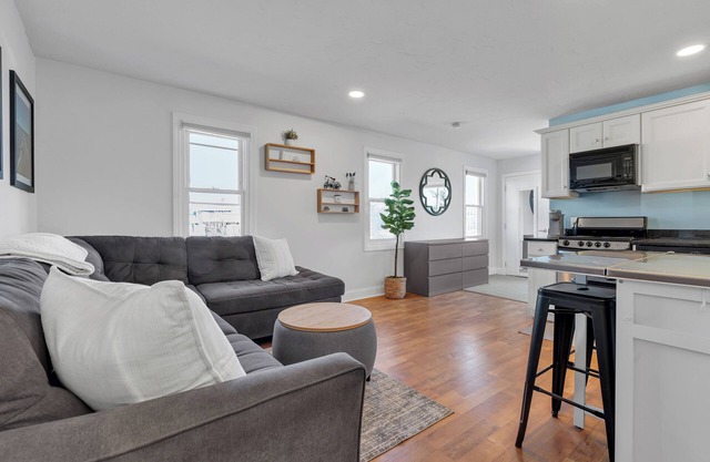 Cozy condo in charming Marshfield few minute walk to the beach!