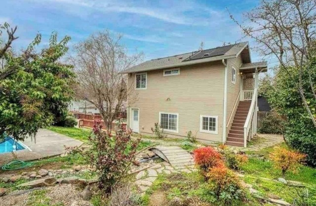 Cozy Condo in East Medford w/ Pool and Hot Tub