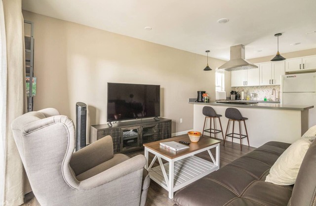 Cozy Condo in the Heart of Renton! Easy access.
