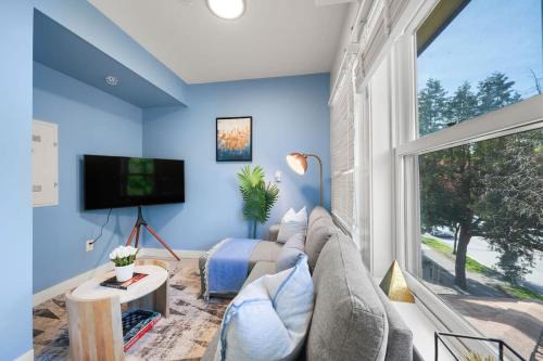 Cozy Condo in Trendy West End DT with Free Parking