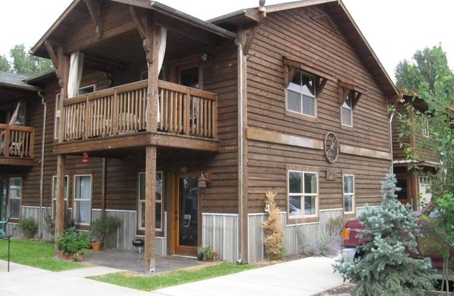 Cozy condo located in central Missoula on the Milwaukee Path bike trail.