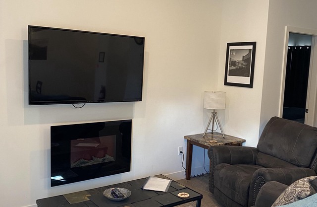 Cozy Condo minutes from RMR & Soon Cabot Pacific Golf