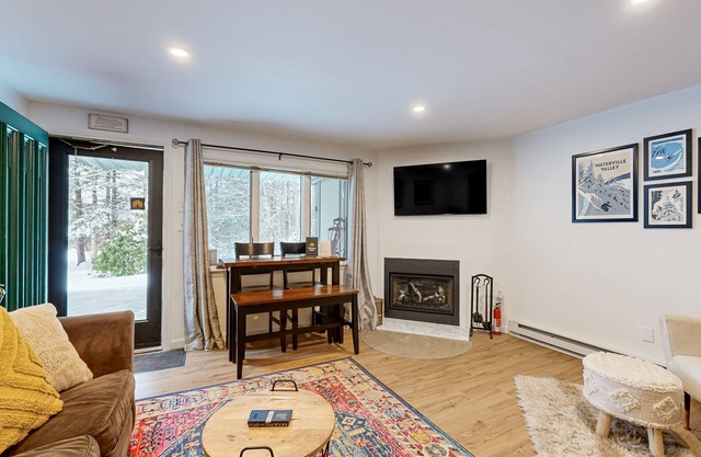 Cozy condo near town square & slopes w/ gas fireplace, pool/deck-Dog Friendly