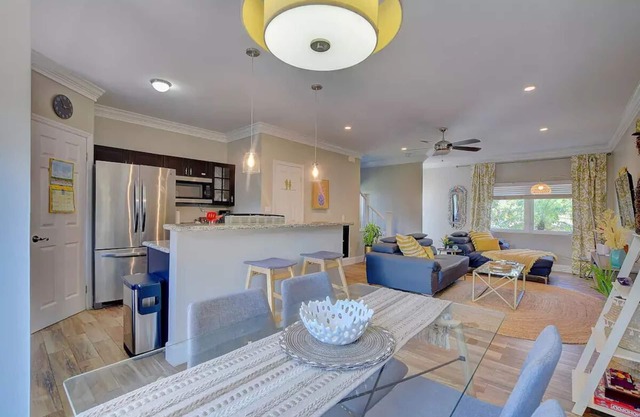 Cozy Condo Near Beach, Restaurants, Shops, Airport
