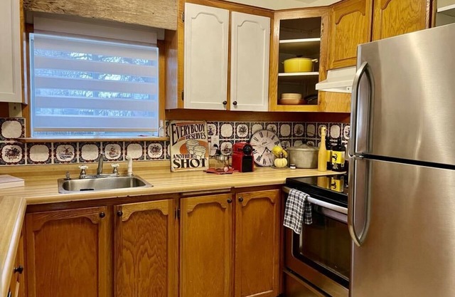 Cozy condo near downtown Montreal. Close to all amenities!