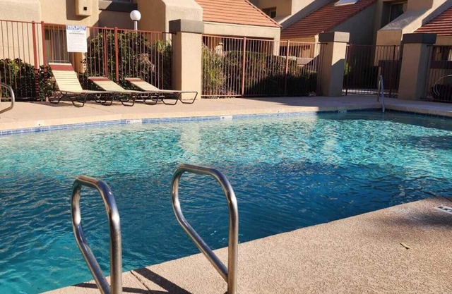 2BR Neu eingerichtete Mesa Condo, Pool, einfache Autobahnanbindung