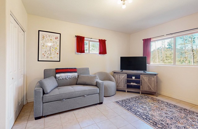 Cozy condo near ski lift, trails and outdoor activities