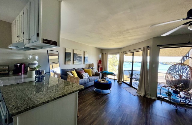 Cozy condo on Lake Hamilton with pool