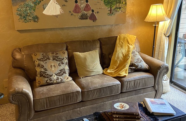 Cozy Condo: One bedroom condo w/ indoor fireplace