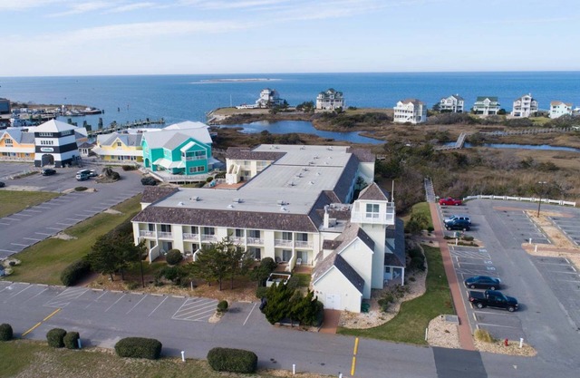 Cozy Condo Perfect for Solo Travelers or Couples w Beach & Sound Access & Community Pool