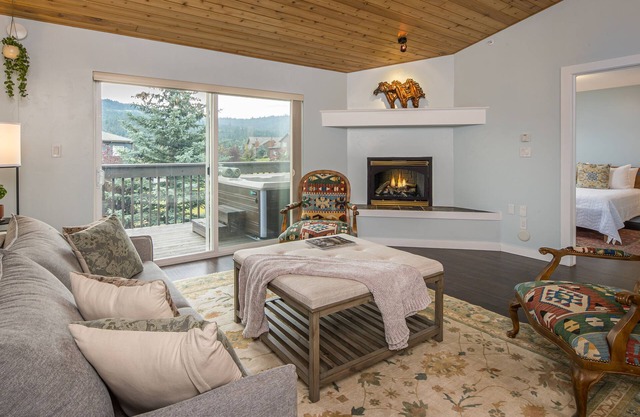 Cozy Condo|Private Hot Tub|15 Min Drive to Resort|5 Min Walk to Connecting Shutt