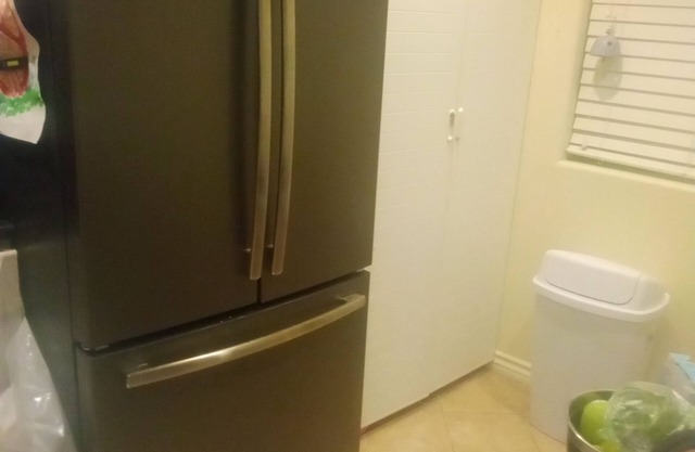 Cozy condo room close to everything walking distance to John Wayne airport