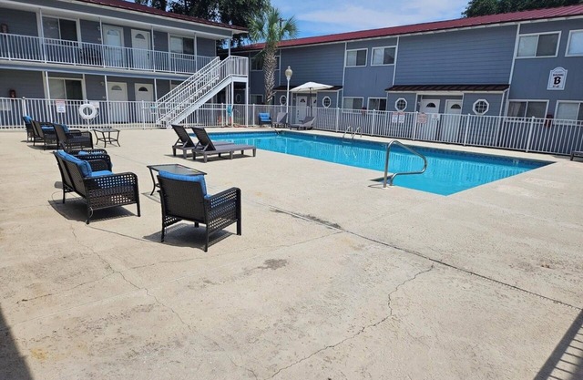 Cozy Condo Steps from the Gulf. Private, quiet but minutes from everything.