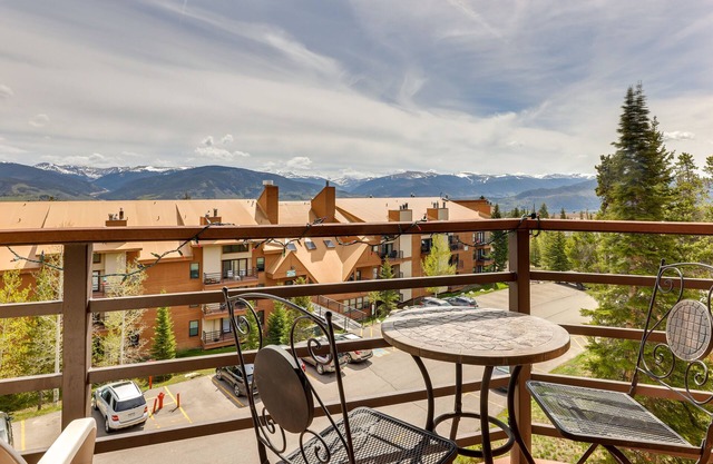 Cozy Condo w/ Balcony & Mtn View in Silverthorne!