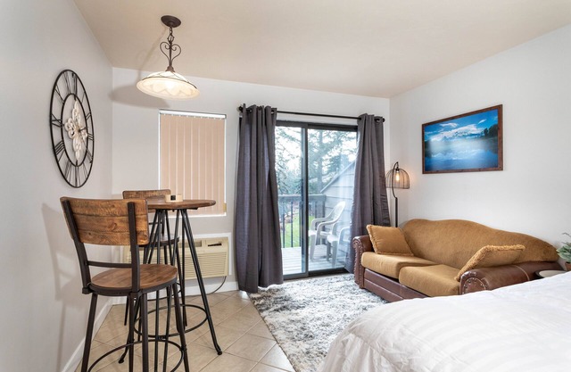 Cozy condo w/stunning waterfront views & private balcony - Waterfront Studio with Great Views