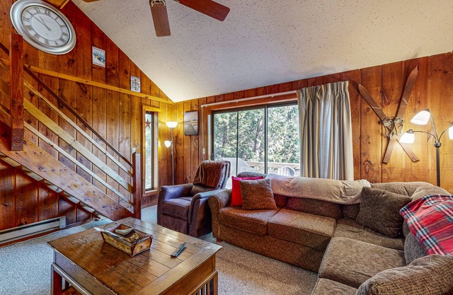 Cozy condo w/ wood-burning fireplace, deck, wifi, w/d, bus route, TVs, cable