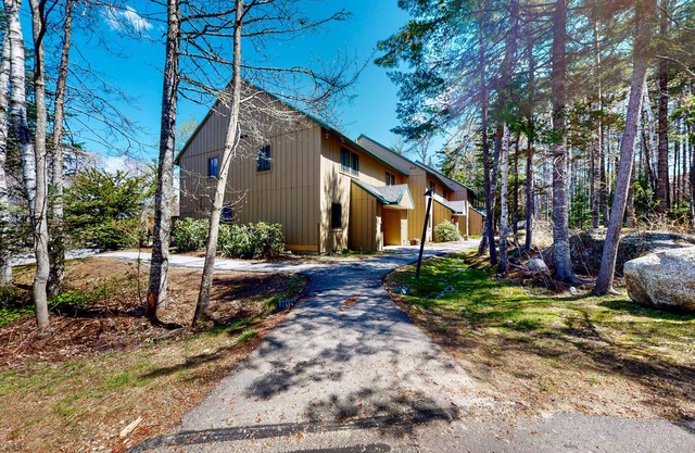 Cozy condo with a pool access, mountain views, private patio, & washer/dryer