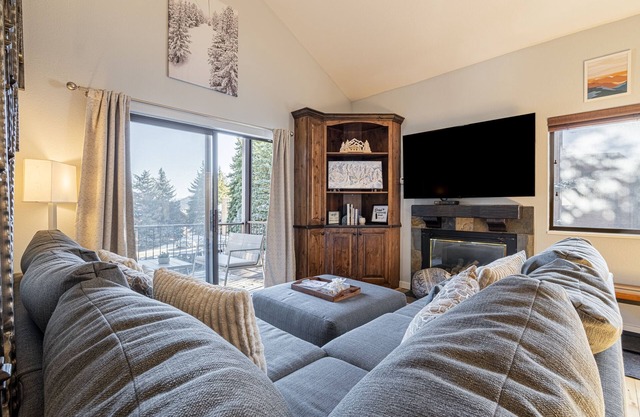 Cozy Condo with Community Amenities, Hot Tub & Year-Round Recreation! Park City Red Pine D8!