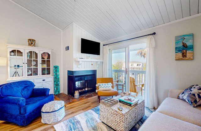 Cozy condo with golf course views, washer/dryer, & central AC