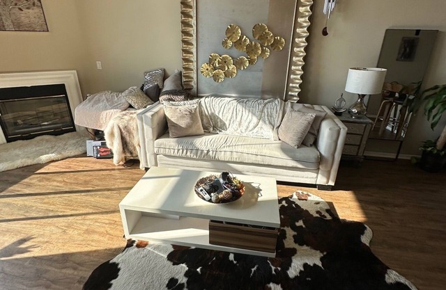 Cozy condo with gym/pool/hot tub, short walk to town and close drive to Beach