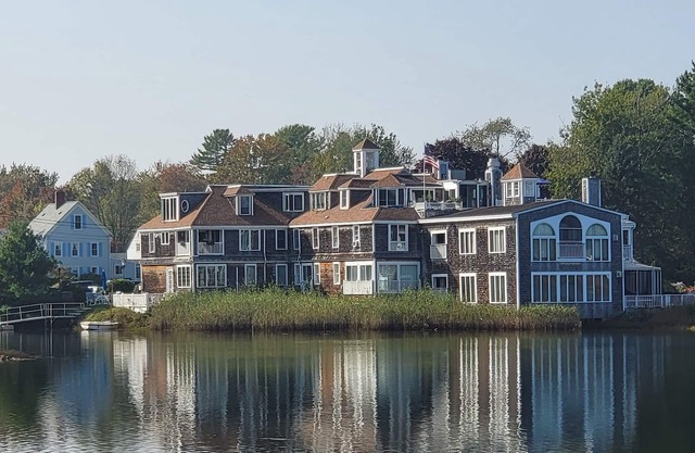 Cozy condo with harbor views. Walk to Dock Square and Beach.